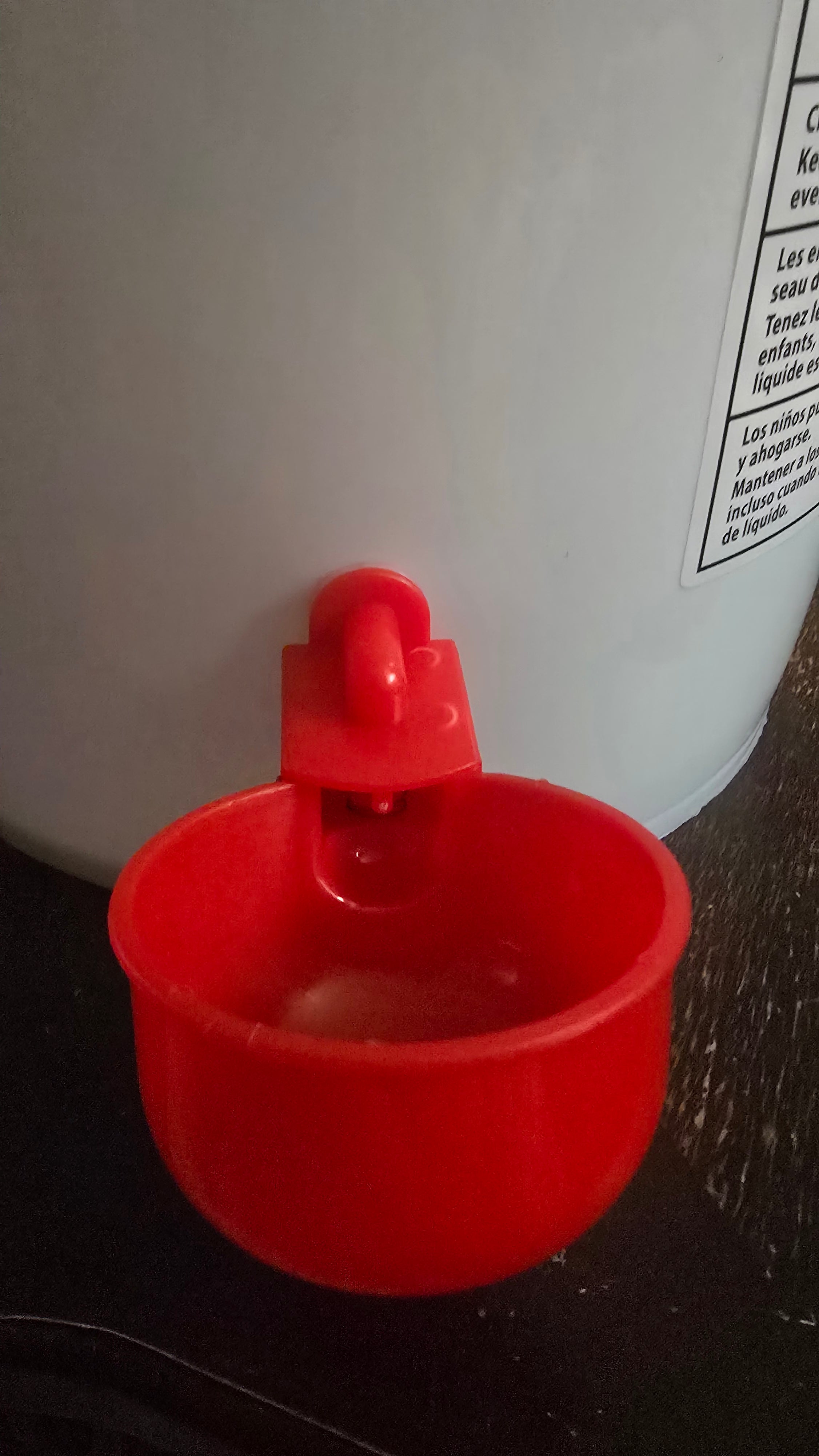 Chicken/Poultry Water Dispenser 5 gallon food-grade bucket w/snap closed lid+4 Red cups